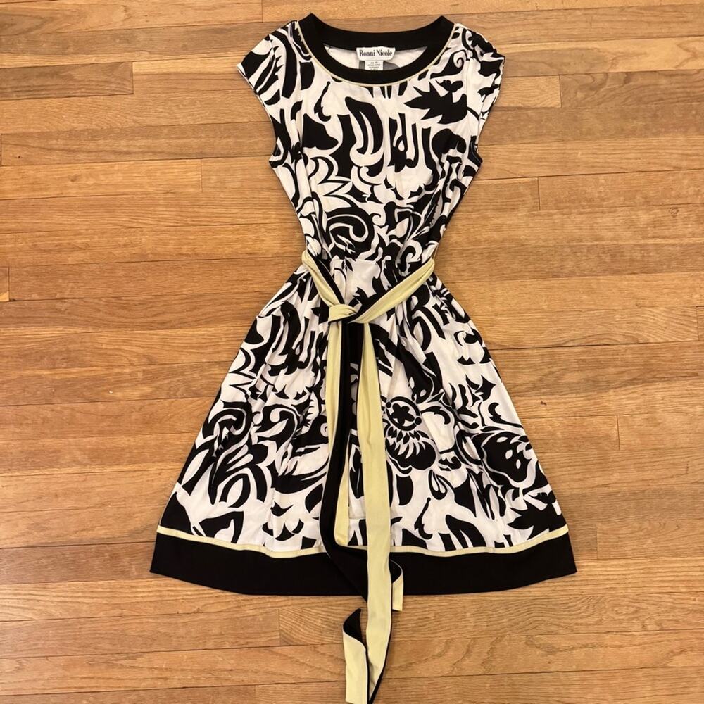 Ronni Nicole black white cap sleeve belted knee length a-line dress size 10
b52